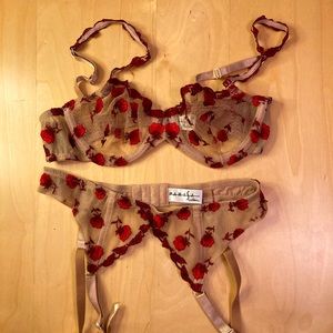 PARISA BY AMIR 3-pc lingerie set: Bra, panty, garter belt. 💕